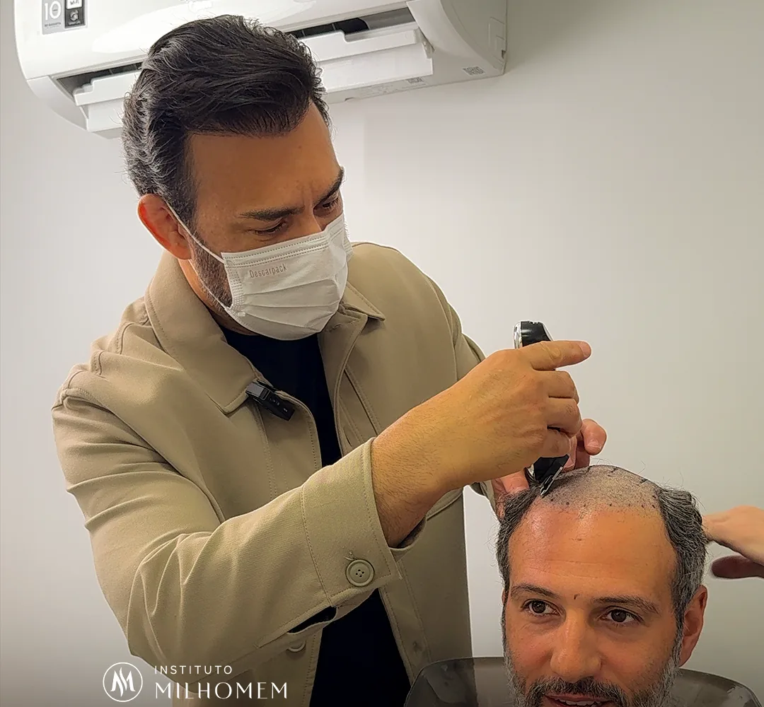 Dr. Pablo Milhomem avaliando a área doadora de um paciente